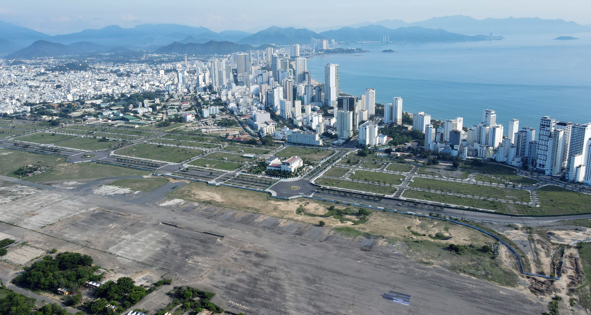 san-bay-nha-trang-ngon-ngang-co-moc-um-tum-sau-8-nam-duoc-giao-dat-323.jpg