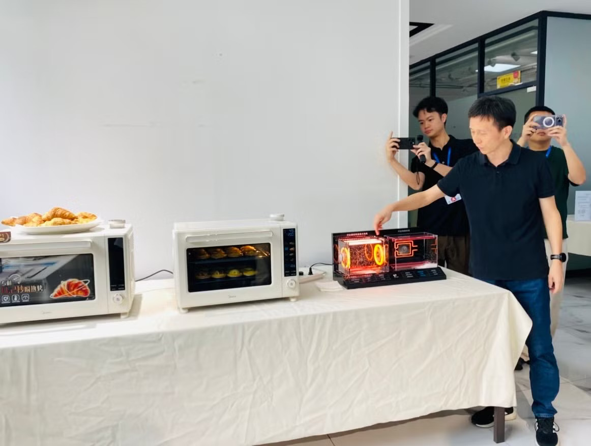 Các dòng sản phẩm mới của Midea. Ảnh: Tư Hiền. Từ lò vi sóng 'may đo', camera 360 độ đến chiếc ghế 1 triệu USD - Ảnh 1.