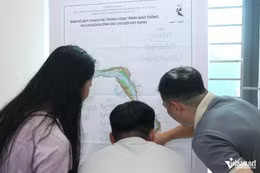 Người dân Hà Nội đổ về xem quy hoạch phân khu đô thị sông Hồng - Ảnh 1.