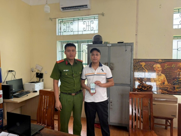 Công an làm việc với Nguyễn Công Hoàn sinh năm 1994 vì giao dịch hơn 70 triệu đồng vào tài khoản