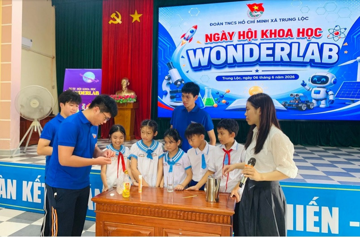Học sinh trường chuyên Hà Nội tổ chức ngày hội khoa học cho trẻ em Nghệ An