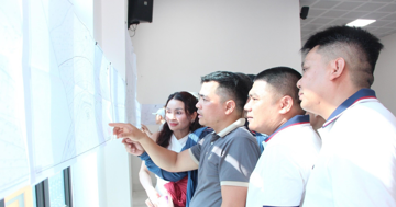 Người dân Hà Nội đổ về xem quy hoạch phân khu đô thị sông Hồng