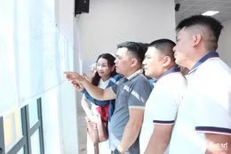 Người dân Hà Nội đổ về xem quy hoạch phân khu đô thị sông Hồng - Ảnh 2.