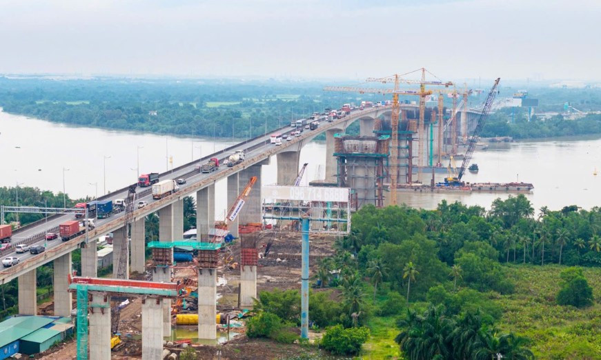Thi công mở rộng cao tốc TP.HCM - Long Thành.